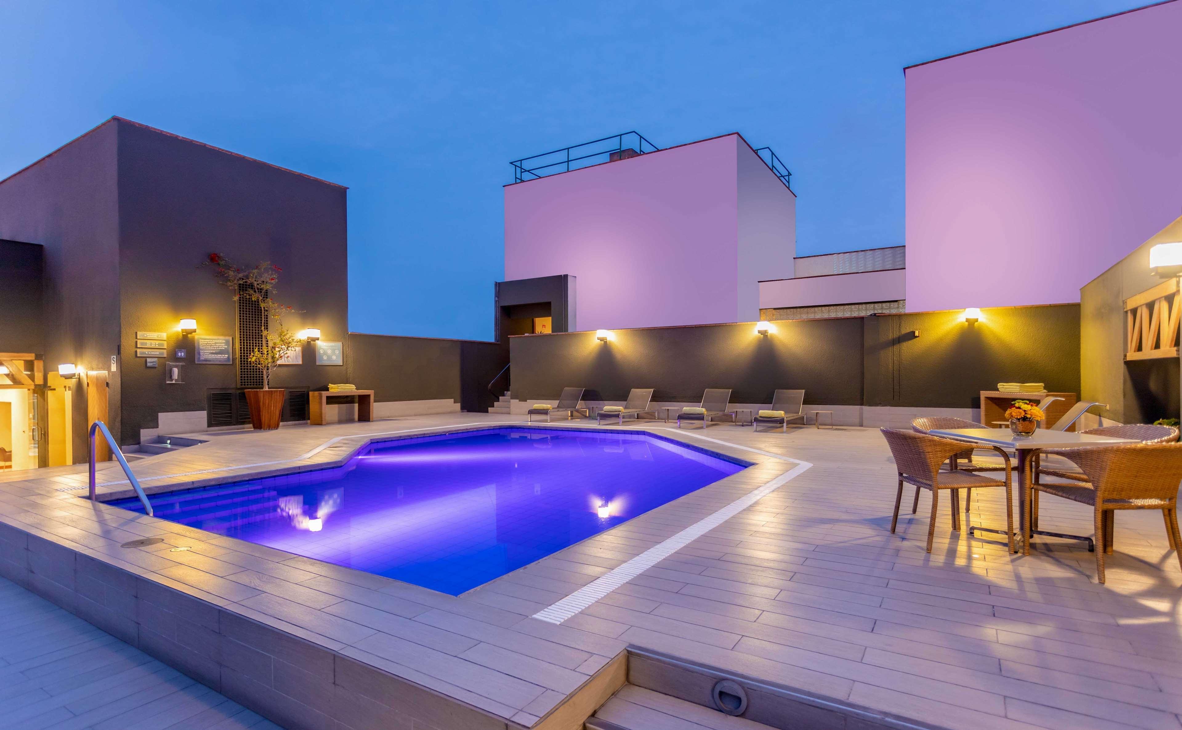 Sonesta Hotel El Olivar Лима Экстерьер фото Rooftop pool at the hotel